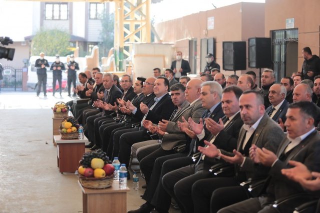 SALİH HIZLI’NIN İSMİ AKHİSAR’DA YAŞAYACAK
Şu an AK Parti Manisa İl Başkanı olarak görev yapan, bir önceki dönemin belediye başkanı Salih Hızlı’nın ismini Cuma Pazarı’na verileceğini belirten Cumhuriyet Halk Partili Akhisar Belediye Başkanı Besim Dutlulu, “Hepiniz Akhisar’ın en güzel Pazar yerine hoş geldiniz. Öncelikle buranın yapılmasını sağlayan eski belediye başkanımız Salih Hızlı’yı sevgi ve saygıyla anıyoruz ve kendisi de keşke burada olsaydı kendisine söyleyebilseydik. Bir sonraki meclisimizde buranın isminin Akhisar Belediyesi Salih Hızlı Cuma Pazarı olması için gerekli önergeyi ben kendim vereceğim. Akhisar için bir şey yapan herkesten Allah razı olsun” şeklinde konuştu. 
“İNŞALLAH BÖYLE TOPLANTILAR HER ZAMAN DEVAM EDER”
Türkiye Sebzeciler Meyveciler ve Seyyar Pazarcılar Federasyonu Genel Başkanı Ali Karaca;"  Eski Pazarcılar Odası başkanlarımız anısına düzenlenen bu günde bizleri kırmayıp teşrif eden bütün oda başkanlarıma teşekkür ediyorum. Bizler de Türkiye Pazarcılar Federasyonu olarak Akhisar’ı çok sık ziyaret ediyoruz. Neredeyse Ankara’yı bırakıp bir Akhisarlı olduk. İnşallah böyle toplantılar her zaman devam eder. Emeği geçenlere teşekkür ederim" dedi. 
Etkinliğe Cumhuriyet Halk Partisi Manisa Milletvekili A.Vehbi Bakırlıoğlu, Akhisar Belediye Başkanı Besim Dutlulu, Gördes Belediye Başkanı Muhammet Akyol, Türkiye Sebzeciler Meyveciler ve Seyyar Pazarcılar Federasyonu Genel Başkanı Ali Karaca, Akhisar İlçe Jandarma Komutanı Binbaşı Ali Galip Kocaman, Manisa Esnaf ve Sanatkarlar Odaları Birlik Başkanı Hasan Geriter, Manisa Sanayi ve Ticaret İl Müdürü Muharrem Özen, Akhisar Ticaret ve Sanayi Odası Başkanı Mehmet Ali Erdayıoğlu, Akhisar Ziraat Odası Başkanı Ahmet Akbuğa, siyasi parti temsilcileri, daire müdürleri, muhtarlar, oda ve dernek başkanları ve yerel basın mensupları katıldı.