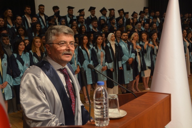 Konuşmaların ardından çiçeği burnunda mezunlar, Sinan Akçıl ve Dicle Olcay’ın şarkılarıyla doyasıya gülüp eğlendiler. Tören sonunda Akçıl ve Olcay’a günün anısına hediyeler takdim edildi.  Etkinlik, mezunların basın yeminini okuması ve geleneksel olarak kep atmasıyla son buldu.