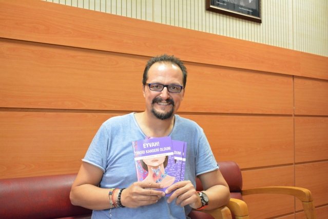 Sosyal sorumluluk projesi altında bir çalışma yapmak istediklerini söyleyen Prof. Dr. Makay, “Sekiz yıldır, Ege Üniversitesi kapsamında, endokrin cerrahisi polikliniğimizde yılda en az 10 bin hasta ağırlayan, 400-500 tiroid-paratiroid ameliyatı yapan bir merkez olduğumuzun altını çizerek söylemek istiyorum. Hastalarımız kontrolden ayrılırken ellerinde bu kitapçıkla uğurlamak gibi bir niyetimiz vardı. Bir aksiyon güttük, planladık ve sonucunda bu kitapçık ortaya çıkmış oldu. Kitapçığı da ücretsiz dağıtmayı öngördük” diye konuştu.
“Tiroid kanseri, kadınlarda meme kanserinden sonra ikinci sırada”
Tiroid kanserinin Türkiye'de giderek artan bir kanser haline gelmiş olmasından dolayı bu konu üzerinde çalışma yaptığını belirten Prof. Dr. Makay, “Türkiye'de kadınlarda meme kanserinden sonra ikinci sıraya yerleşmiş olan bir kanser. Ultrasonografi kolay ulaşılabilir durumda, ameliyatlar hali hazırda yapılagelmekte  ve topluma ışık tuttuğunuzda neredeyse iki kişinin birinde tiroid bezinde nodül dediğimiz yumruların olduğunu görüyoruz. Sonuçta, tiroid kanseri de nodüllerin zemininde oluşuyor” dedi. Prof. Dr. Makay, “ “Tiroid kanseri tanısıyla ameliyat olan bir komşusunu, yakınını gören kişide de nodül olduğu zaman ‘eyvah, kanser miyim?’ diye bir soru beliriyor. Bunu birazcık yatıştırmak istiyoruz. Çünkü en sık gördüğümüz ve en sık ameliyat ettiğimiz konuda bir bilgilendirme yapıp insanları rahatlatmak istedik. Tabi burada çok ince bir çizgi var. Rahatlatmak demek bundan bir şey olmaz anlamında değil, siz tıbbi önerilere uyduğunuz sürece sorun olmayabilecektir mesajını vermek” dedi. 
“Tiroit Kanseri Farkındalık Ayı”nın giderek ön plana çıkartılmasının ve kitapçığın basımının bu dönemde olmasının kendisi için çok anlamlı olduğunu söyleyen Prof. Dr. Makay, “Tiroid Kanseri Farkındalık Ayı” kapsamında bu projenin çıkış amacını tamamlayan bir süreç olacağını düşündüğünü belirtti. “Eyvah! Tiroid kanseri oldum” Kitapçığına Ege Üniversitesi’nden ya da www.ozermakay.com adresinden ücretsiz olarak ulaşılabilecek.