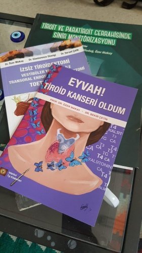 Ege Üniversitesi Tıp Fakültesi Genel Cerrahi Anabilim Dalı Öğretim Üyesi Prof. Dr. Özer Makay ve uzmanlık öğrencisi Dr. Bekir Çetin, tiroid kanseri hakkında bilgilendirme yapmak amacıyla sosyal sorumluluk projesi kapsamında hazırladıkları “Eyvah! Tiroid Kanseri Oldum” kitapçığını yayınlandı. Eylül ayının “Tiroid Kanseri Farkındalık Ayı” olduğuna dikkat çeken Prof. Dr. Makay,  kitapçığın bu anlamda önemli olduğunu ifade etti.
Kitapçığın oluşum serüveni ile ilgili konuşan Prof. Dr. Makay, “Bu kitabın oluşma sebebi sıklığı giderek artan tiroid kanseri ile ilgili bilgilendirme yapmak. Tiroid kanseri dediğimiz zaman içinde kanser lafı olduğu için tedirginleşiyoruz. Kitapçığı okuyanlar göreceklerdir; halkın anlayacağı şekilde ‘kanserden korkalım mı?’, ‘hangi konularda özenli ve dikkatli olmalıyız?’ gibi bilgilendirmeler yer alıyor” dedi.
Projenin oluşum aşamasında yalnız çalışmadığını belirten Prof. Dr. Makay, “Dört öğrencimizle beraber yola çıktık. İntörn Dr. Bilge Çandereli, Ece Horasanlı ve Stajyer Dr. Berke Ozan Çandır görsellemeler konusunda destek verdiler. Uzmanlık öğrencim Dr. Çetin ile beraber metinleri oluşturduk. Proje, öğrenci arkadaşlarımın sayesinde görsel güzelliğiyle ortaya çıkan bir eser oldu” dedi.