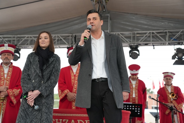 Gülşah Durbay da “Manisa’mızın güzel insanları, bu mübarek ayın ilk iftarında sizinle birlikte olduğum için çok mutluyum. Ramazan ayının birleştiriciliğine, bereketine ve rahmetine inanan biri olarak bu güzel mübarek ayın sizlere ve tüm insanlığa hayırlara vesile olmasını diliyorum. Bu Ramazan’da bu meydanı sizler için hazırladık. Bu meydanda binlerce vatandaşımızla iftarlarımızı açacağız, alışverişlerimizi yapacağız, sohbetlerimiz ve etkinliklerimiz olacak. Rabbim yaptığınız ibadetleri, tuttuğunuz ibadetleri kabul etsin, ramazanımız hayırlara vesile olsun” diyerek iftar sofrasında buluşan Manisalıların Ramazan ayını kutladı.