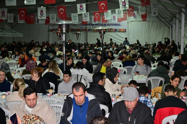 VATANDAŞLARA HAYIRLI RAMAZANLAR DİLEDİ
İftar saati öncesinde Cumhuriyet Meydanı’ndaki iftar çadırını ziyaret eden Manisa Büyükşehir Belediye Başkanı Ferdi Zeyrek, Şehzadeler Belediye Başkanı Gülşah Durbay ile birlikte vatandaşlara seslendi. Başkan Zeyrek, “Ramazan ayının ilk iftarında, Gülşah Başkanımızla birlikte soframızı sizlerle paylaşmayı çok arzu ettik. Biz, paylaşıldıkça büyüyen ve birlik oldukça güçlenen bir belediye anlayışı ile yola çıktık. Ramazan’ın bereketi, bolluğu, refahı ve huzuru hepimizin üzerine olsun. Allah tutuğumuz oruçları, yaptığımız ibadetleri kabul etsin. Ramazan’ımız mübarek olsun. Ramazan boyunca da bu sofralarda buluşmak dileğiyle” dedi.