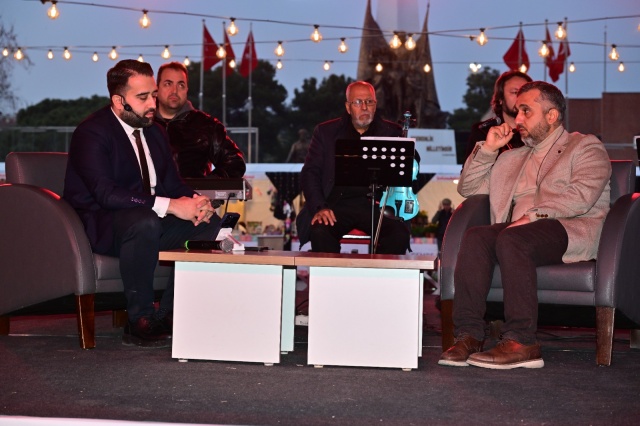Manisa Büyükşehir Belediyesi, şehrin çeşitli noktalarında kurduğu iftar sofraları ile vatandaşlara iftarlarını açma imkanı sağladı. Cumhuriyet Meydanı’ndan kurulan çadır, Eski Garaj Pazaryeri ve Karaköy Pazaryeri’nde binlerce vatandaş oruç açtı. Manisa Büyükşehir Belediye Başkanı Ferdi Zeyrek’in de uğradığı Cumhuriyet Meydanı’ndaki iftar çadırında Şehzadeler Belediye Başkanı Gülşah Durbay, Karaköy Kapalı Pazaryeri’ndeki programda ise Yunusemre Belediye Başkanı Semih Balaban, vatandaşlarla bir araya geldi.