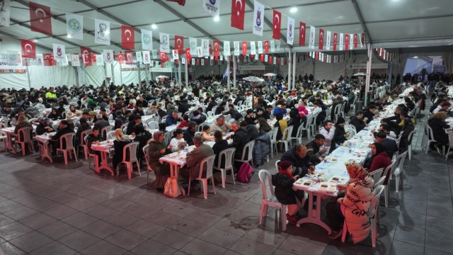 İFTAR ÖNCESİ SOHBET GERÇEKLEŞTİRİLDİ
Binlerce vatandaş oruçlarını açmak için iftar saatini beklerken Manisa Büyükşehir Belediyesi tarafından iftar sohbeti programı düzenlendi. Cumhuriyet Meydanı’nda Sinan Üzer’in katılımıyla gerçekleştirilen program sırasında vatandaşlara çay ikramı yapıldı. Mehter Takımı’nın verdiği konser de halktan yoğun ilgi gördü. Oruçlarını açan, iftarlarını yapan vatandaşlar, sonrasında Cumhuriyet Meydanı’nda kurulan sergileri gezerek ve tasavvuf müziği konserini dinleyerek vakit geçirdi. Cumhuriyet Meydanı’nda, ayrıca, Ramazan’ın paylaşma ruhuna uygun olarak pamuk şeker, Osmanlı macunu, şerbet, çay ve kahve ikram edildi. Manisa Büyükşehir Belediyesi, Ramazan ayı boyunca farklı noktalarda iftar programlarını sürdürecek.