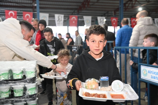 Manisa Büyükşehir Belediyesi, Ramazan ayının ilk gününde Cumhuriyet Meydanı, Eski Garaj Pazaryeri ve Karaköy Kapalı Pazaryeri’nde 4 bin kişiye iftar yemeği dağıttı.