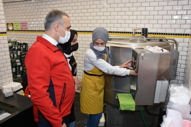 İl Müdürlüğü gıda denetim ekipleri, Ramazan ayında İl ve İlçelerdeki denetimlerini yoğunlaştırdı. Ekipler yeni tip Koronavirüs salgını sürecinde de tüketici sağlığının korunması ve güvenilir gıda arzının sağlanması amacıyla resmi kontrollerini sürdürürken, Ramazan ayı boyunca da gıda denetimlerini aksatmadan gerçekleştiriyorlar.