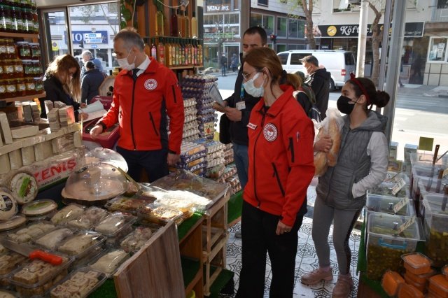 12.04.2021 tarihinde gerçekleşen denetimlere; Manisa İl Tarım ve Orman Müdürü Metin Öztürk, İl Müdür Yardımcısı Melikşah Taşkın, Gıda ve Yem Şube Müdürü Dr. Defne Bacınoğlu ile İl Müdürlüğü kontrol görevlileri katıldı.