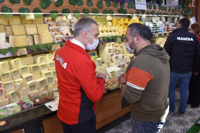 Ramazanla birlikte halkın beslenme alışkanlıklarında oluşacak değişiklikleri göz önünde bulundurduklarını kaydeden İl Müdürü Metin Öztürk, özellikle tüketimi artacak olan unlu mamuller, ekmek, tatlı, şeker ve şekerli mamuller, et ve et ürünleri, süt ve süt ürünleri gibi gıda ürünlerini üreten ve satan işletmelerin resmi kontrollerine ağırlık verdiklerini söyledi.