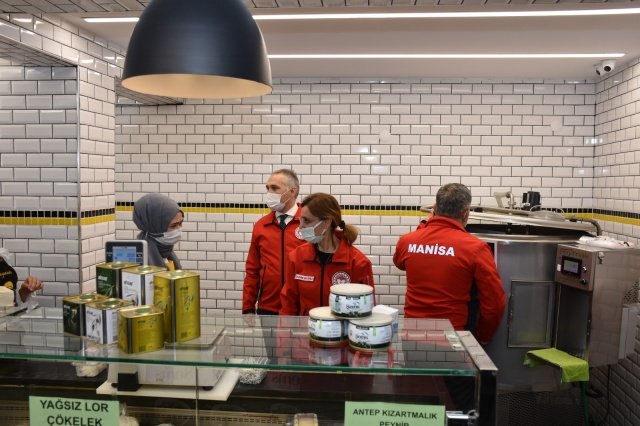 Başta gıda satış yerleri olmak üzere gıda işletmelerinde oluşacak yoğunluğun neden olabileceği olumsuzlukları asgari seviyeye indirmek için sosyal mesafenin korunması, işletmede çalışan personelin mutlaka maske takması, alışveriş mekanına kısıtlı sayıda müşteri alınması, el hijyeni için dezenfektan kullanılması, maske takmayan müşterilerin işletmeye alınmaması ve gerekli her türlü hijyen tedbirinin eksiksiz uygulanması yönünde kontroller yaptıklarını ifade eden İl Müdürü Metin Öztürk, “Ramazan Paketi” adı altında muhtelif gıdaların bir arada yer aldığı paketlerin satış ve dağıtımının yapıldığı iş yerlerine yönelik denetimlerde gıdaların son tüketim tarihi ile etiket bilgilerini kontrol ettiklerini, gerekli hallerde ürünlerden analiz edilmek üzere numune aldıklarını söyledi.