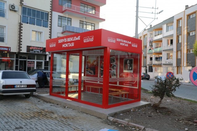 Akhisar Belediye Başkanı Besim Dutlulu’nun seçim vaatleri arasında yer alan ve ilçedeki işçileri Kış mevsiminde soğuktan Yaz mevsimde ise sıcaktan koruyan kapalı işçi bekleme noktalarının sayısı 5’e çıktı.