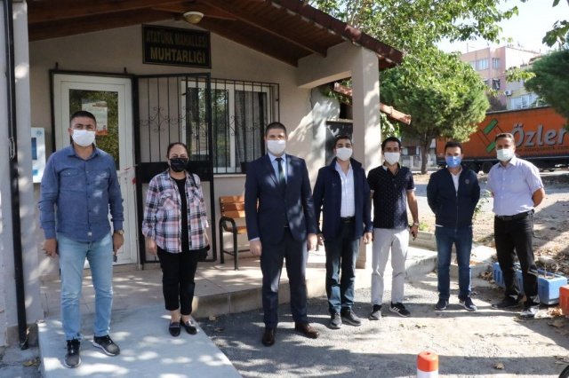 Kente değer katan yatırımları bir bir hayata geçiren Manisa Büyükşehir Belediyesi, Akhisar’da, Atatürk Mahallesi sınırları içerisinde yer alan Ring Yolu’nun, bin 200 metrelik kısmında yürüttüğü prestij cadde projesinde çalışmalar hızla devam ediyor. Manisa Büyükşehir Belediyesi Fen İşleri Dairesi Başkanı Uğur Topkaya, Atatürk Mahallesi Muhtarı Nurhan Bozel ile birlikte mevcut güzergâhta yürütülen çalışmaları inceledi.