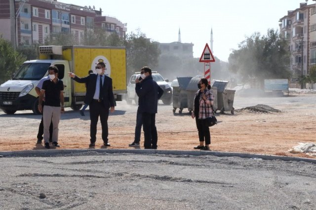 Çalışmalar hakkında Mahalle Muhtarı Nurhan Bozel’e bilgiler veren Büyükşehir Belediyesi Fen İşleri Dairesi Başkanı Uğur Topkaya, “Manisa Büyükşehir Belediyemiz tarafından, mevcut güzergâhta yürütülen çalışmalarla köklü bir değişim yaşanıyor.