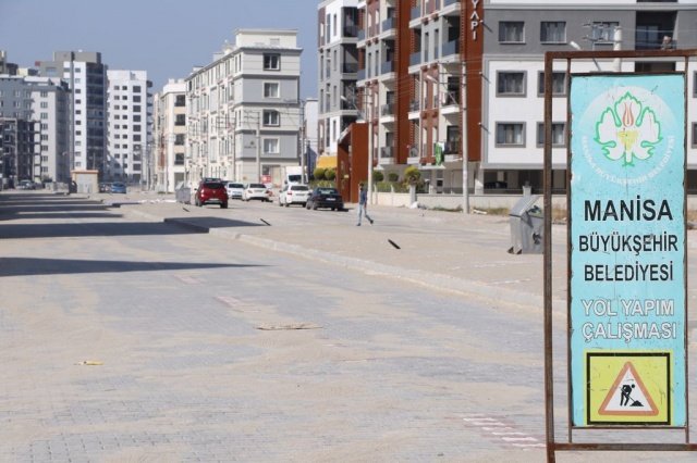 Manisa Büyükşehir Belediyesi, Akhisar’da Atatürk Mahallesi sınırları içerisinde yer alan Ring Yolu’nun, bin 200 metrelik kısmında yürüttüğü prestij cadde projesinde çalışmalar hızla devam ediyor.