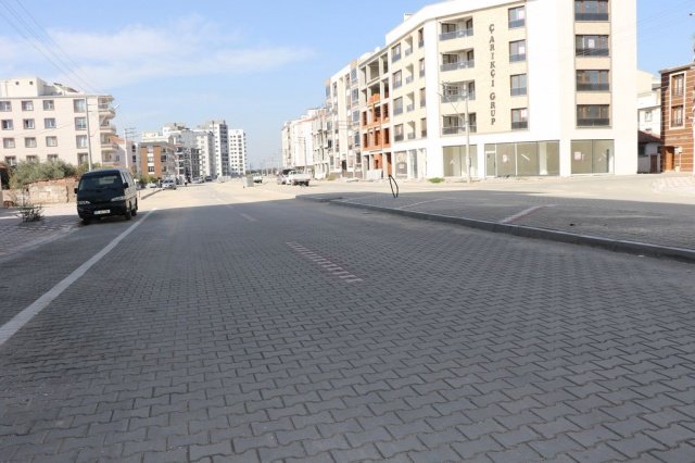 Kısa süre içerisinde tamamlanacak olan çalışmayla birlikte bölge sakinleri, sağlıklı işleyen bir alt yapı sistemi, modern üst yapısı, ışıl ışıl aydınlatması ile güzel bir caddeye kavuşacak.
