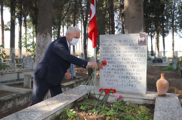 Başkan Bilgin "Bu duygularla bağımsızlık ve özgürlük mücadelesinin bedelini canlarıyla ödeyen Gazi Mustafa Kemal Atatürk başta olmak üzere aziz şehitlerimizi ve gazilerimizi rahmetle anıyor, tüm hemşerilerimize sevgi ve saygılarımı sunuyorum” dedi.