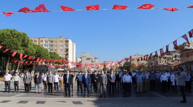 Tören, Mülki İdare Amirliği, Belediye Başkanlığı ve mecliste grubu bulunan siyasi partiler ve sivil toplum örgütü temsilcilerinin anıta çelenk sunması ile başladı. Daha sonra Gazi Mustafa Kemal Atatürk ve Aziz Şehitlerimizin manevi huzurunda saygı duruşunda bulunuldu ve istiklal marşı okundu