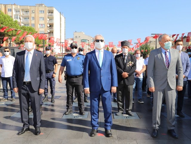 Protokol üyeleri, buradaki programın ardından Saruhanlı ve Yılmaz mezarlıklarını ziyaret ederek şehit mezarlarına karanfil bırakıp dua etti.