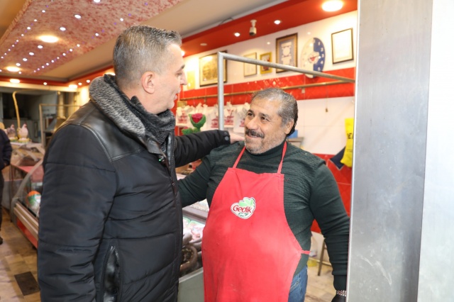 Nurlupınar Pazar Yeri ziyaretine CHP Şehzadeler İlçe Başkanı Mert Özkösemen,
belediye meclis üyeleri, başkan yardımcıları, civar mahalle muhtarları ile Manisa
Pazarcılar Odası Başkanı Destan Bulgay da katıldı. Başkan Şimşek ve beraberindeki
heyet, pazarcı esnafının yanı sıra pazar çevresinde bulunan civar işyerlerini de ziyaret
ederek esnafa hayırlı işler ve bol kazançlar diledi.