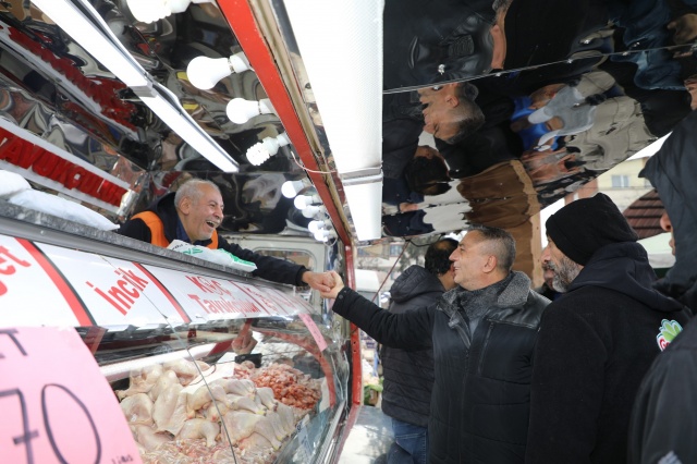 Şehzadeler Belediye Başkanı Hakan Şimşek, pazar günü mesaisine Nurlupınar Pazar
