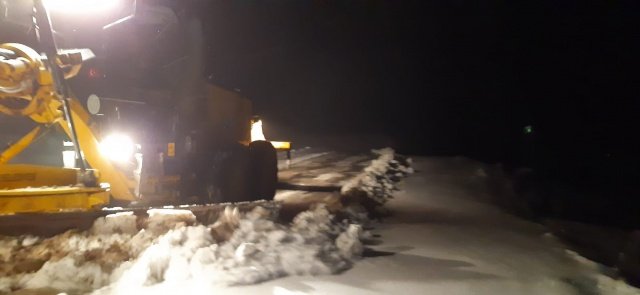 Spil Dağı ve Demirci ilçesinde etkili olan kar yağışıyla birlikte harekete geçen ekipler, hem yolları açtı hem de araçları mahsur kalan vatandaşlara yardım eli uzattı. Çalışmalar hakkında bilgi veren Yol Yapım, Bakım ve Onarım Dairesi Başkanı Kurtuluş Kuruçay, “Karla mücadele ekiplerimiz, kar yağışının ardından; hızla küreme çalışmalarına başladı.