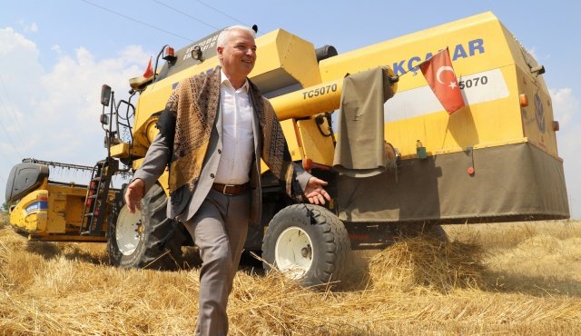 Belediye Başkanı Zeki Bilgin, CHP İlçe Başkanı Hasan Levent, Belediye Başkan Yardımcısı Hüseyin Baysal ve Çiftçi Malları Koruma Başkanı Adem Güler ile birlikte buğday hasadının yapıldığı araziyi ziyaret ederek, incelemelerde bulundu ve bir süre biçerdöveri kullandı.