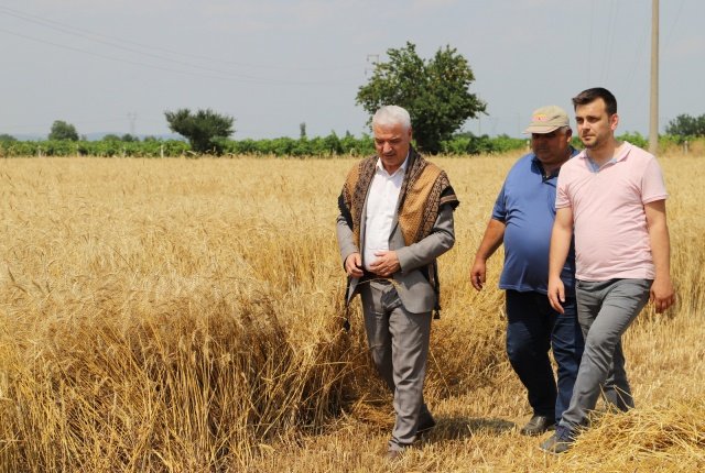 Sosyal Belediyecilik anlayışı ile hizmetlerini sürdürdüklerini ifade eden Bilgin, ilçede devam eden hububat hasadının bereketli olmasını diledi.