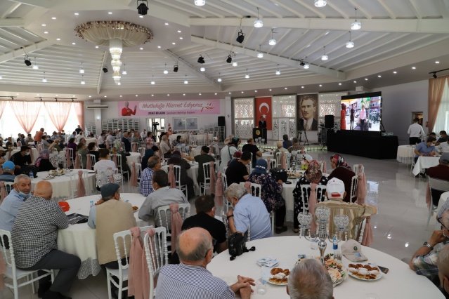 Saruhanlı'ya ve bu topraklarda yaşayan 55 bin vatandaşa hizmet etmek için yola çıktıklarını ifade eden Bilgin, 5 yıllık görev süresinin 2 yılını geride bıraktıklarını dile getirerek yaptıkları hizmetleri anlattı.




YÜKSEKOKUL BİNASI İHALEYE ÇIKIYOR

Konuşmasında bir müjdeyi de paylaşan Bilgin, "Hemen yanı başımızda olan bin 500 öğrenci kapasiteli Yüksekokul binamızın tamamlanması için Haziran ayı içinde ihale çıkıyoruz. Saruhanlımıza ekonomik ve sosyal anlamda büyük katkı sağlayacak olan bu yatırımın hayırlı olmasını dilerim. Çıktığımız bu yolda bizlere verdiğiniz güvene ve göreve layık olmak için var gücümüzle çalışıyoruz. Bizlere emanet ettiğiniz bu yüce makamın emin ellerde olduğunu bilmenizi isterim" dedi. 

Milletvekili Bakırlıoğlu ve İl Başkanı Balaban ise konuşmalarında Başkan Bilgin'in yatırımlarının takdire şayan olduğunu dile getirerek yeni tapularına kavuşan vatandaşlara "hayırlı olsun" dileğinde bulundular.

Tören, hak sahibi vatandaşlara tapularının teslim edilmesiyle sona erdi.