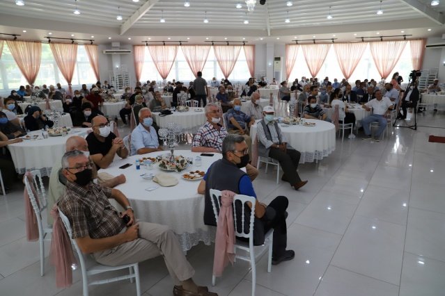 Saruhanlı Belediyesi tarafından İlçedeki Cengiz Topel mahallesinde 3 cadde ve 4 sokağı içine alan adada 6 yıldır devam eden imar uygulamasının tamamlanmasıyla 390 parselde hak sahibi olan yaklaşık bin 500 kişiye yeni tapuları düzenlenen törenle teslim edildi.