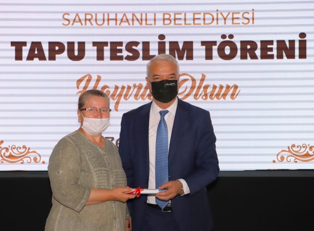 Saruhanlı Belediyesi tarafından İlçedeki Cengiz Topel mahallesinde 3 cadde ve 4 sokağı içine alan adada 6 yıldır devam eden imar uygulamasının tamamlanmasıyla 390 parselde hak sahibi olan yaklaşık bin 500 kişiye yeni tapuları düzenlenen törenle teslim edildi.