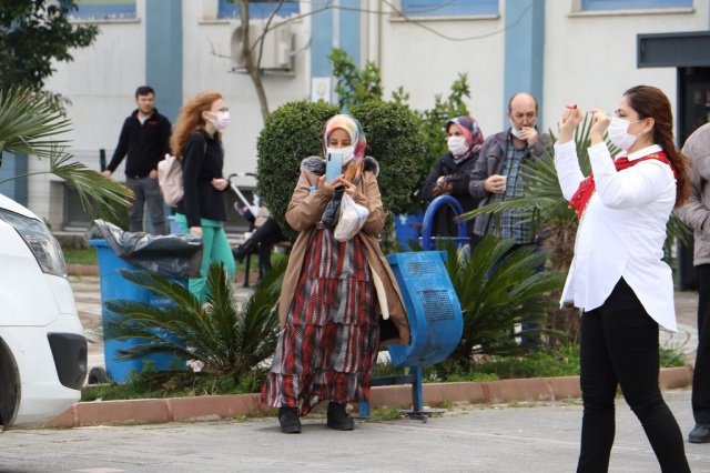 Gelen olumlu tepkilerden dolayı mutluluk duyuyoruz. Tüm sağlık çalışanlarımızın bir kez daha Tıp Bayramı’nı kutlarken, hastalarımıza da acil şifalar diliyoruz” dedi.
