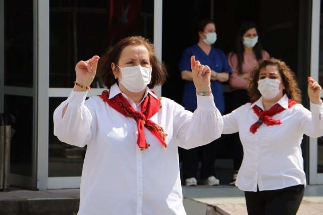 Manisa Büyükşehir Belediyesi, 14 Mart Tıp Bayramı dolayısıyla anlamlı bir etkinlik düzenleyerek, sağlık çalışanlarına ve hastalara moral oldu.