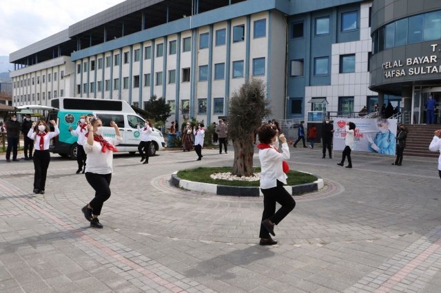 Manisa Büyükşehir Belediyesi Konservatuvarı halkoyunları ekibi, sağlık çalışanları ve hastalara moral olması amacıyla gösteri gerçekleştirdi. Kültür ve Sosyal İşler Dairesi Başkanı Fırat Özcan ve hastane yetkililerin de takip ettiği gösteriler, sağlık çalışanları ve vatandaşlar tarafından ilgiyle takip edildi. Koronavirüs salgını nedeniyle sağlık çalışanlarının önemini bir kez daha gördüklerini ve onların gerçek birer kahraman olduklarının tartışmasız olduğunu vurgulayan Kültür ve Sosyal İşler Dairesi Başkanı Fırat Özcan, “Başkanımız Sayın Cengiz Ergün öncülüğünde başta sağlık çalışanlarımız olmak üzere, hastalarımıza moral olması amacıyla Tıp Bayramı vesilesiyle böyle bir etkinlik düzenledik.