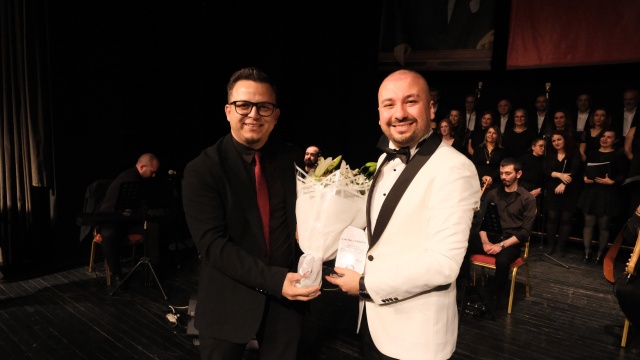 Manisa Büyükşehir Belediyesi Konservatuvarı Türk Halk Müziği (THM) Korosu, Şef Hasan Başkaya yönetiminde Salihli’de konser verdi. “Umut Veren Türküler” adlı konser, Salihli Belediyesi Zafer Keskiner Tiyatro Salonu’nda gerçekleşti.