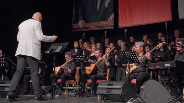 Salihli Belediye Başkan Yardımcısı Yavuz Özdem, koro şefi Hasan Başkaya ile koristlere çiçek ve plaket takdim ederek teşekkürlerini sundu. Manisa Büyükşehir Belediyesi Kültür ve Sanat Şube Müdürü Okan Gündüz ise Büyükşehir Belediye Başkanı Ferdi Zeyrek’in selamlarını Salihli halkına ve salonda bulunan seyircilere ileterek, Manisa'yı kültür ve sanat merkezi yapma yolunda çalışmaların devam edeceğini belirtti.