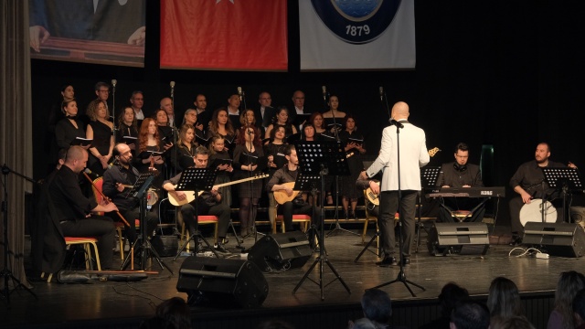 Konsere, Salihli Belediye Başkan Yardımcısı Yavuz Özdem, Salihli Belediye Meclis Üyesi Ahmet Kavak, Sağlık İşleri Müdürü Arzu Sever, Ruhsat ve Denetim Müdürü Selim Ürün, Kültür ve Sosyal İşler Müdürü Aslı Oğuz, Manisa Büyükşehir Belediyesi Kültür ve Sanat Şube Müdürü Okan Gündüz ile çok sayıda sanatsever katıldı. Hasan Başkaya yönetimindeki 
Manisa Büyükşehir Belediyesi Konservatuvarı Türk Halk Müziği Korosu, Türkiye’nin dört bir yanından seçilmiş türküleri seslendirdi. Türkülere eşlik eden izleyiciler, koroyu ayakta alkışladı.