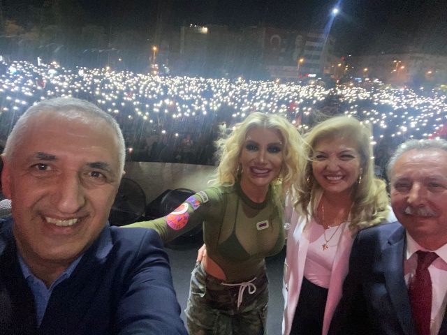 Şanlı bayrağımızı dalgalandıran, bize bu toprakları vatan kılan, ülkemizin kurucusu, kurtarıcısı, başöğretmeni, en büyük devrimcisi, ebedi başkomutanı Gazi Mustafa Kemal Atatürk’ü, silah arkadaşlarını saygıyla anıyorum” dedi. Manisa Büyükşehir Belediyesi Genel Sekreter Yardımcısı Ali Kılıç da, “Salihli’mizin düşman işgalinden kurtuluşunun 102’nci yılı kutlu olsun. Gazi Mustafa Kemal Atatürk’ü, kahraman silah arkadaşlarını ve tüm şehitlerimizi özlemle anıyorum. Tüm ilçelerde konserlerimiz var. Değerli sanatçımız İrem Derici Salihli’de. Kendisine teşekkür ediyoruz” dedi.