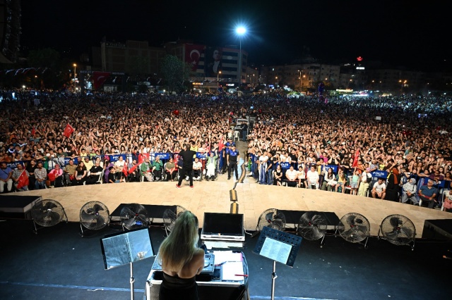 Salihli’nin düşman işgalinden kurtuluşunun 102’nci yıl dönümü kutlamalarında pop müziğin sevilen sesi İrem Derici sahne aldı. Derici, meydanı dolduran binlerce vatandaşı şarkılarıyla ve dans şovlarıyla büyüledi.