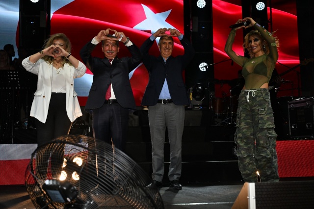 Konser öncesinde sahne alan DJ Ersin, ışık gösterileri ve şarkılarla Salihlilileri coşturdu. İrem Derici’nin sahne almasıyla birlikte kurtuluş coşkusu katlandı. Sevilen şarkıcı, seslendirdiği şarkıları, dansları ve sahne performansıyla muhteşem bir geceye imza attı.