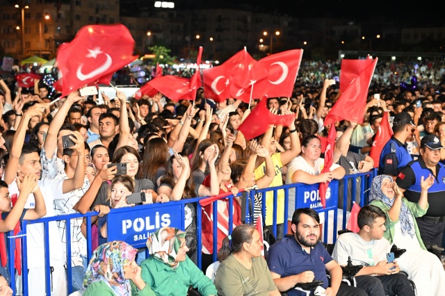 Ferdi Başkanımız sağ olsun, Kurtuluş Haftası etkinliklerinde maddi ve manevi yanımızda durdu. Sizlere selamları var. Bugün Salihli’mizin düşman işgalinden kurtuluşunun 102’nci yıl dönümü. Şu meydanda şanlı bayrağımız dalgalanıyor.