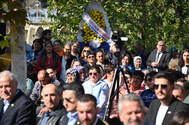 Tesis Hakkında Bilgi Verdi
Salihli Belediye Başkanı Mazlum Nurlu, tesis ile ilgili bilgiler verdi. Başkan Nurlu, tesis ile vatandaşların hem doğanın güzelliklerinden faydalanacağını hem de halkın sosyal yaşamına katkı sağlamayı amaçlandığını söyledi. Başkan Nurlu, Gediz nehrinin sadece su kaynağı değil aynı zamanda geçmişten gelen bir yaşam alanı olduğunu hatırlattı. Başkan Nurlu, “Antik çağlardan beri bu nehir burada yaşayanların yaşamlarına yön vermiş kültürümüze şekil vermiştir. Eski adı Hermos olan bu nehir tarihin mitolojinin ve destanların birleştiği bir noktadadır. Bugün halkımızın hizmete giren bu tesis ile hem doğanın sunduğu güzelliklerden faydalanmayı hem de halkımızın sosyal yaşamına katkıda bulunmayı amaçlıyoruz. Bu tesis doğa ile iç içe huzurlu bir ortamda ailelerin bir araya gelip vakit geçirebileceği etkinlikler düzenleyebileceği bir alan olarak tasarlandı. Hem geçmişten gelen değerlerimizi yaşatacağız hem de geleceğe taşımak için önemli bir mekan oluşturduk. 300 metre kare kapalı, 100 metrekare yarı açık teras, 190 metrekare iskele, 200 metrekare kordon, 500 metrekare meydan, 3 bin metrekare çim alan ile 110 metrekare pisti olan düğün salonu ile yaklaşık 6 bin metrekare alana oturmaktadır. Aynı anda düğün salonu ile birlikte 2 bin kişiye hizmet verecektir” dedi.