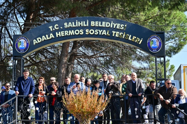 CHP Manisa İl Başkanı İlksen Özalper ise Salihli’ye kazandırılan tesisin yapımında emeği geçenlere teşekkürlerini iletti, Salihli’ye hayırlı olmasını diledi. 

Tesis kesilen kurdele ile hizmete başladı
Yapılan konuşmaların ardından Salihli Belediyesi Adala Hermos Sosyal Tesisleri’nin açılışı kesilen kurdele ile gerçekleştirildi. Protokol üyelerinin açılışı gerçekleştirmesinin ardından tesiste incelemelerde bulunuldu. Manisa Büyükşehir Belediye Başkanı Ferdi Zeyrek, incelemesi sırasında vatandaşlarla sohbet etti, fotoğraf çektirdi. Törende ilk konuşmayı Adala Mahallesi’nin son Bucak Müdürü Mehmet Beşer gerçekleştirdi.