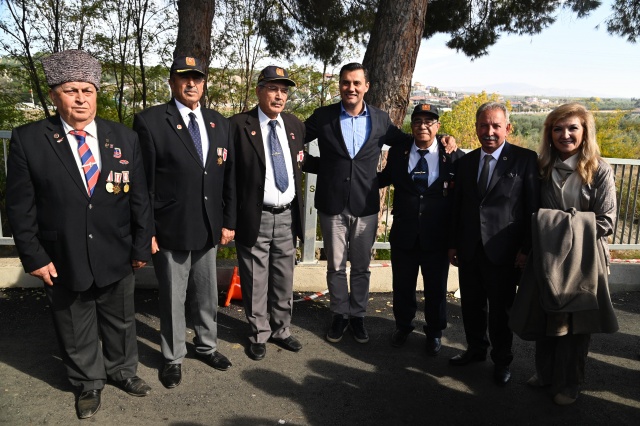 “Bu Daha Başlangıç” 
Başkan Zeyrek, geride bıraktıkları 7 aylık süreçte hem Salihli hem de diğer ilçelerde kısa sürede sosyal tesis anlamında çalışma yaptıklarını hatırlattı. Başkan Zeyrek, “Ben hep söylüyorum bu daha başlangıç. Önümüzdeki 4 buçuk yıl içinde Büyükşehir’in katkılarıyla tüm ilçelerimizde, vatandaşlarımızın huzur içinde yaşayacağı sosyal alanlarda aileleriyle birlikte eğleneceği nice alanları Manisa’mıza kazandırmak bizim en önemli görevlerimizden bir tanesi olacaktır. Gittiğimiz diğer şehirlerde gördüğümüz güzel örneklerde hep özenen tarafta kaldık. Hep özendim ve şunu söyledim, bu neden Manisa’mda yok. Şunu arzuluyorum. Artık Manisa’m özenenlerin kenti değil, özenilenlerin kenti olması gerekiyor. Bu şiarda, bu projelerde çalışmalara daha çok devam edeceğiz. Artık Manisa’nın yaşanılabilir, herkes tarafından gezilip görülmeye gelen, turizmde ayakta kalması için elimizden gelen tüm çalışmalara her zaman devam edeceğiz. Bunları yaparken de şunu hep dile getiriyorum, yaptığımız her projede ortak aklı oluşturacağız. Vatandaşlarımızla birlikte ne yapıyorsak paylaşacağız. Yönetim ve planlama kadrolarında her zaman için onlara yer açacağız. Bugün bu güzel tesisin açılmasına vesile olan tüm çalışma arkadaşlarıma teşekkür ediyorum. Salihli’mize hayırlı uğurlu olmasını diliyorum” diye konuştu.