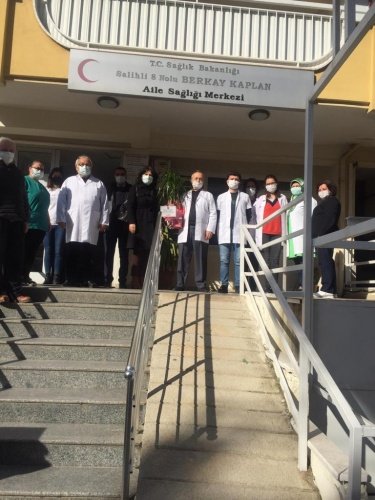 Salihli Belediyesi, ilçe merkezi ile mahallelerde görev yapan ve pandemi döneminde canı pahasına kahramanca mücadele eden doktorların ve sağlık çalışanlarının 14 Mart Tıp Bayramı’nı çiçeklerle kutladı.
