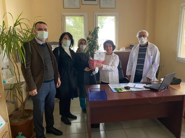 İlçe genelinde görev yapan doktorların ve sağlık çalışanlarının 14 Mart Tıp Bayramını kutlayan Salihli Belediye Başkanı Zeki Kayda, “Bizlerin sağlığı için gecesini gündüzüne katıp, bu kutsal ve onurlu mesleği büyük bir özveriyle yerine getiren her bir sağlık çalışanımızın 14 Mart Tıp Bayramı'nı tebrik ediyor, tüm sağlık şehitlerimize yüce Allah’tan rahmet diliyorum.