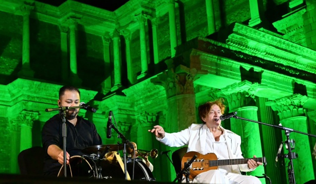 Sardes’te Balkan Ezgileri Yankılandı

Ünlü besteci ve müzisyen Goran Bregović, kendine özgü müzik tarzı ve enerjik sahne performansıyla izleyicilere müzik dolu bir gece yaşattı.

Orkestrasının güçlü üflemeli çalgıları, dinamik vokalleri ve hareketli ritimleriyle öne çıkan Balkan ezgileri, antik kentin tarihi atmosferinde yankılandı. Sanatçının seslendirdiği eserler, konser alanını dolduran müzikseverlerden büyük ilgi gördü.

Duygusal ezgilerle hareketli parçaların bir araya geldiği konserde vatandaşlar, şarkılara alkışlarla eşlik etti. Sardes Antik Kenti, uluslararası ölçekte tanınan bir sanatçının performansına ev sahipliği yaparak kültür ve sanat etkinliklerinin buluşma noktalarından biri oldu.

Vatandaşlardan Konser Organizasyonuna Teşekkür

Konserin ardından vatandaşlar, etkinlikten duydukları memnuniyeti dile getirdi. Tarihi atmosferde düzenlenen organizasyonun hem sanatseverlere farklı bir deneyim sunduğu hem de bölgenin tanıtımına katkı sağladığı yönünde değerlendirmeler yapıldı.
