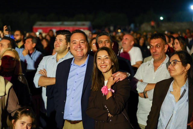 Sardes’te Balkan Ezgileri Yankılandı

Ünlü besteci ve müzisyen Goran Bregović, kendine özgü müzik tarzı ve enerjik sahne performansıyla izleyicilere müzik dolu bir gece yaşattı.

Orkestrasının güçlü üflemeli çalgıları, dinamik vokalleri ve hareketli ritimleriyle öne çıkan Balkan ezgileri, antik kentin tarihi atmosferinde yankılandı. Sanatçının seslendirdiği eserler, konser alanını dolduran müzikseverlerden büyük ilgi gördü.

Duygusal ezgilerle hareketli parçaların bir araya geldiği konserde vatandaşlar, şarkılara alkışlarla eşlik etti. Sardes Antik Kenti, uluslararası ölçekte tanınan bir sanatçının performansına ev sahipliği yaparak kültür ve sanat etkinliklerinin buluşma noktalarından biri oldu.

Vatandaşlardan Konser Organizasyonuna Teşekkür

Konserin ardından vatandaşlar, etkinlikten duydukları memnuniyeti dile getirdi. Tarihi atmosferde düzenlenen organizasyonun hem sanatseverlere farklı bir deneyim sunduğu hem de bölgenin tanıtımına katkı sağladığı yönünde değerlendirmeler yapıldı.