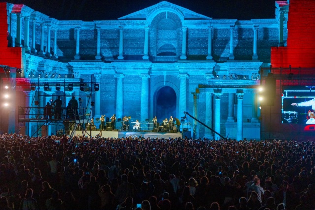 Tarihi dokusuyla dikkat çeken antik kentte gerçekleştirilen konser, müzikseverlere farklı bir atmosferde sanat deneyimi sundu. Bregović’in sahne performansı ve Balkan müziğinin hareketli ritimleri, Sardes’in binlerce yıllık tarihiyle bütünleşti