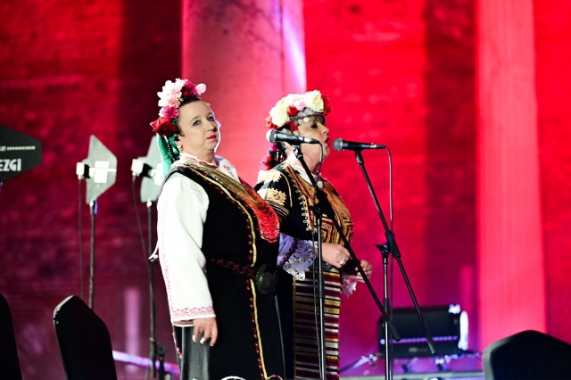 Nermin Özaltın, uzun süredir beklediği konsere katılmaktan duyduğu mutluluğu dile getirerek Başkan Besim Dutlulu’ya teşekkür etti. Konserin Sardes Antik Kenti’nde düzenlenmesini çok beğendiğini belirten Özaltın, etkinliğin kendisi için özel olduğunu ifade etti.

Beyhan Yörür de uluslararası bir sanatçının böylesine tarihi bir mekânda ağırlanmasından memnuniyet duyduğunu belirtti. Yörür, organizasyonun atmosferini ve genel düzenini beğendiğini söyledi.

Yunusemre’den kendi aracıyla geldiğini belirten Selen Duyan ise organizasyondan memnun kaldığını ve otopark konusunda sorun yaşamadığını dile getirdi.

Konseri izlemek için Salihli’den gelen Önder Çata da bu tür etkinliklerin bölgenin tanıtımına katkı sunduğunu vurguladı. Daha önce düzenlenen opera etkinliğini de beğendiğini belirten Çata, Sardes ve çevresinin kültür-sanat organizasyonlarıyla daha geniş kitleler tarafından tanınmasının önemli olduğunu ifade etti.

Tarihi Miras ve Sanat Aynı Sahneyi Paylaştı

Goran Bregović konseri, Sardes Antik Kenti’nin tarihi dokusunu müzikle buluşturan organizasyonlardan biri olarak öne çıktı. Manisa Büyükşehir Belediyesi tarafından gerçekleştirilen etkinlikte, kültürel mirasın korunarak tanıtılması ve kentin sanat etkinlikleriyle daha geniş kitlelere ulaştırılması hedefi ön plana çıktı