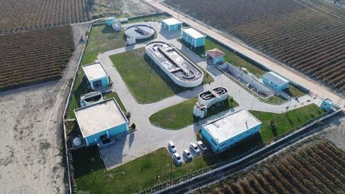 Manisa Su ve Kanalizasyon İdaresi (MASKİ) Genel Müdürlüğü, 18 atıksu arıtma tesisi ile Gediz ve Bakırçay Havzalarını evsel nitelikli atıksu kaynaklı çevre kirliliğinden koruyor. Büyük bir başarı ile işletilen tesislere, Çevre ve Şehircilik Bakanlığı ile Çevre ve Şehircilik İl Müdürlüğü tarafından 2020 yılında da denetimler yapıldı. Atıl durumdan çalışır hale getirilen ve kurum bünyesinde inşa edilen Manisa Merkez, Turgutlu, Gördes ve Soma atıksu arıtma tesislerinde habersiz bir şekilde yapılan denetimlerden MASKİ tam not aldı. Yapılan denetimler sırasında tesislerden numune alımı gerçekleştiren yetkililer, bağımsız akredite kuruluşların yanı sıra mobil laboratuvarlar aracılığıyla da çıkış suyunun analizini gerçekleştirdi. Ayrıca, denetimler sırasında Sürekli Atıksu İzlemi Sistemi de (SAİS) kontrol ediliyor. MASKİ, bu kapsamda yapılan denetimlerin tamamından başarıyla geçti.