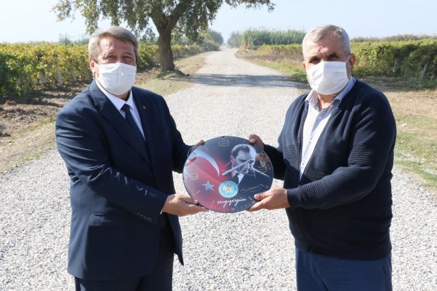 Taşdibi Mahalle Muhtarı Ali Çakal: Cengiz Bey'e verdiği hizmetlerden dolayı çok teşekkür ediyoruz. Bu aramızdaki yolu daha önceden çamurdan geçemiyorduk. Yeni asfalt atıldı. İnsanlar daha kolay bir şekilde gelip gidiyorlar. Allah razı olsun. Mahallem adına Cengiz Başkana çok teşekkür ediyorum. Altyapımızı, üstyapımızı hepsini yaptı. Allah bin kere razı olsun.
Seyitoba Mahalle Muhtarı Ali Çetinkaya: Cengiz Başkanımıza bu yollardan dolayı teşekkür ediyorum. Bölgemiz mermer ocağı bölgesi olduğu için yollarımız bayağı sıkıntılıydı. Allah razı olsun teşekkür ederim.